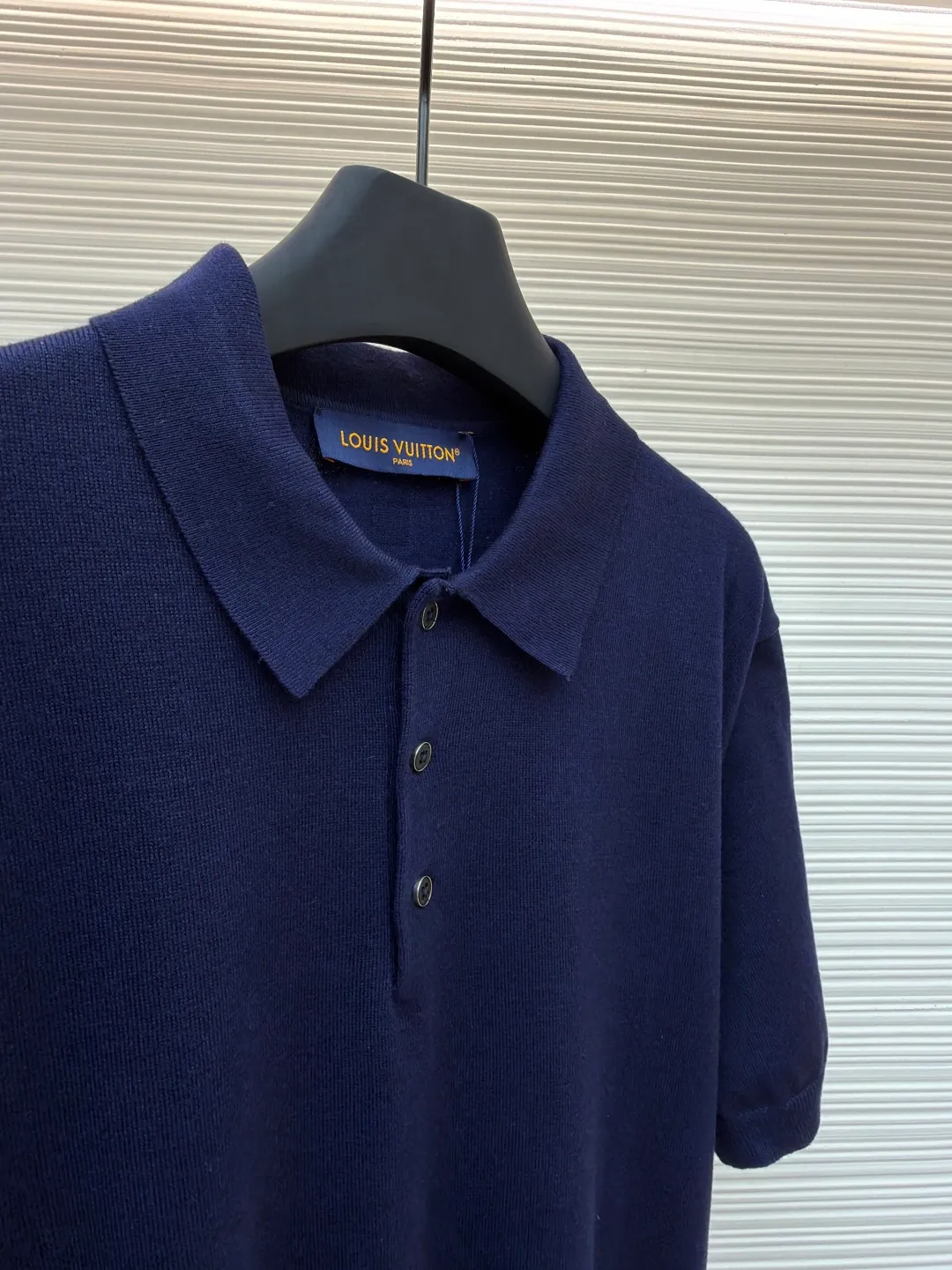 LOUIS VUITTON leather label polo shirt ●Original version: Purchased and developed for 11300 ●Item number: 1681738-A45 ●Fabric: wool blended fabric ●Technology: knitted ●Color: navy blue ●Version: fitted version ●Weight: about 250 grams ●Size: XS-S-M-L ●Description: This short-sleeved shirt is made of 2/45 wool blend, composed of 14-needle yarn and 1 stretch silk fabric piece, and 20-needle plate stitching. The weaving time is 90 minutes. After washing, you need to iron the bra first and then button it. This will make it smooth and beautiful. After buttoning, you need to embroider it. A fine silk-wool blend knit in calm tones, embroidered and leather logo patches decorate the left hem and back. It can add a preppy touch to business attire, or pair with tailored separates or slacks for a modern look. The overall wiring is straight and delicate, the fabric is comfortable and soft, and the color is consistent without color difference. It can be matched with the same style to create a fashionable look and control various occasions. Customized accessories, complete with three standards, same style for men and women!